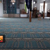 فرش سجاده ای طرح برلیان آبی مفروش شده مسجد جامع لیسار تالش 520 متر